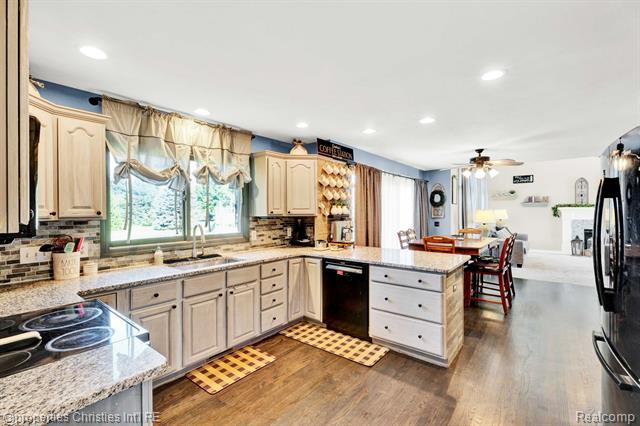 Builiding view twelve for 8410 S Shore, Clarkston, MI. 48348