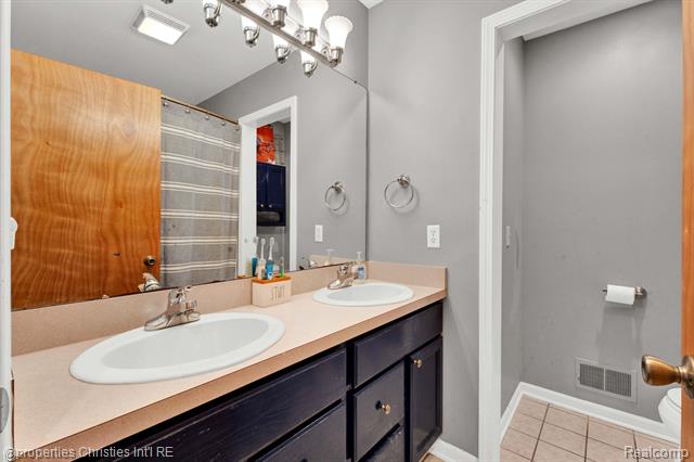 Builiding view twenty one for 8410 S Shore, Clarkston, MI. 48348