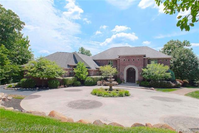 front view for 5001 Forest Valley Dr, Clarkston, Mi. 48348