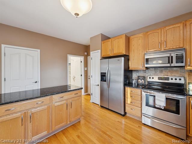 Builiding view fifteen for 1062 Key West, Lake Orion, MI. 48360