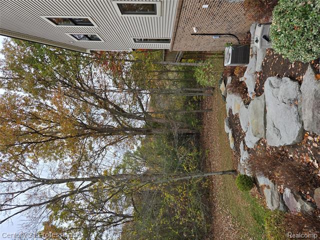 Builiding view sixty one for 1062 Key West, Lake Orion, MI. 48360