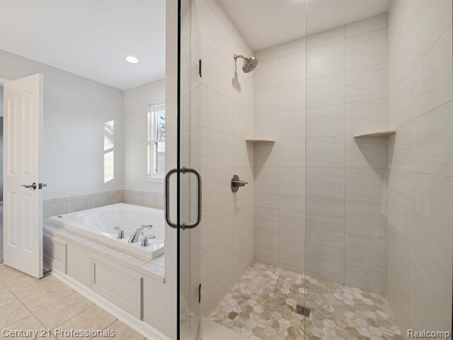 Builiding view thirty for 1062 Key West, Lake Orion, MI. 48360