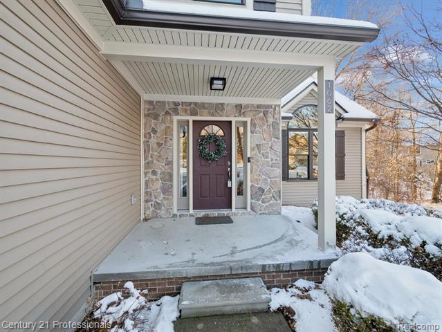 Builiding view three for 1062 Key West, Lake Orion, MI. 48360