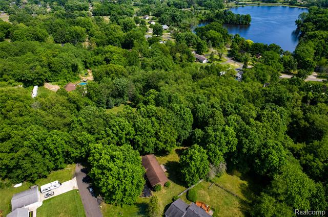 Builiding view thirty four for 555 Tomahawk, Highland, MI. 48357