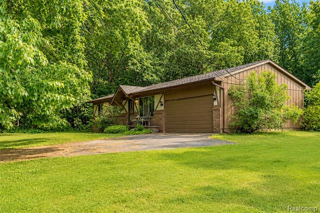 Builiding view two for 555 Tomahawk, Highland, MI. 48357
