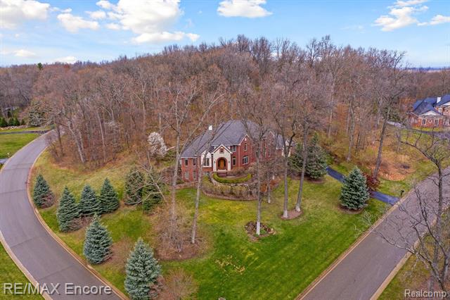 front view for 5010 Forest Valley Dr, Clarkston, Mi. 48348