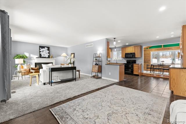 Builiding view ten for 9240 Allen, Clarkston, MI. 48348