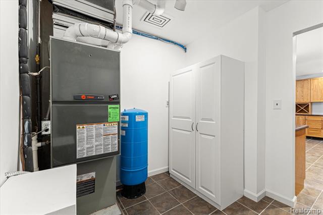 Builiding view thirty eight for 9240 Allen, Clarkston, MI. 48348