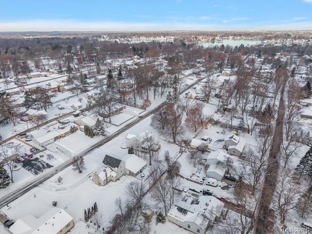 Builiding view fifty one for 927 Alan, Lake Orion, MI. 48362