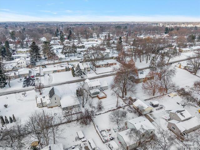 Builiding view fifty for 927 Alan, Lake Orion, MI. 48362