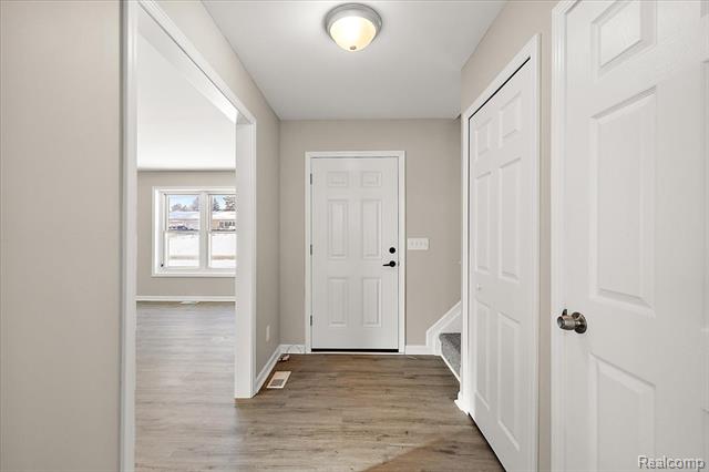 Builiding view five for 927 Alan, Lake Orion, MI. 48362