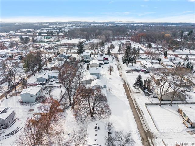 Builiding view forty eight for 927 Alan, Lake Orion, MI. 48362