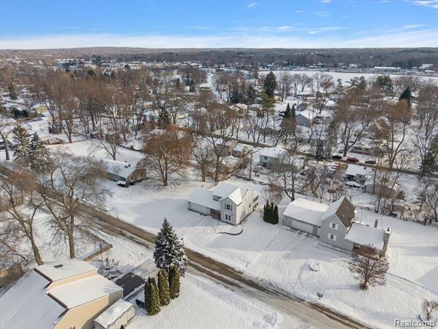 Builiding view forty five for 927 Alan, Lake Orion, MI. 48362