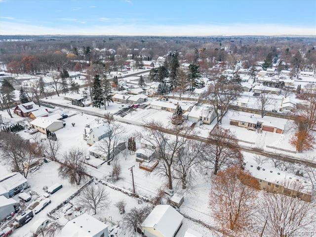 Builiding view forty nine for 927 Alan, Lake Orion, MI. 48362