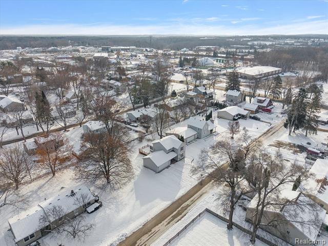 Builiding view forty seven for 927 Alan, Lake Orion, MI. 48362