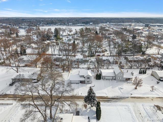 Builiding view forty six for 927 Alan, Lake Orion, MI. 48362