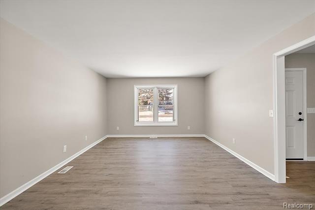 Builiding view nine for 927 Alan, Lake Orion, MI. 48362