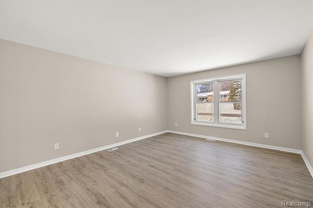 Builiding view six for 927 Alan, Lake Orion, MI. 48362