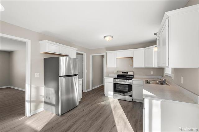 Builiding view thirteen for 927 Alan, Lake Orion, MI. 48362