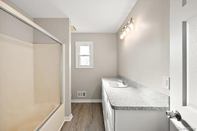 Builiding view thirty three for 927 Alan, Lake Orion, MI. 48362