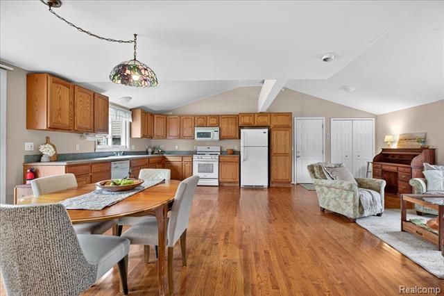 Builiding view fifteen for 5621 Delmas, Clarkston, MI. 48348