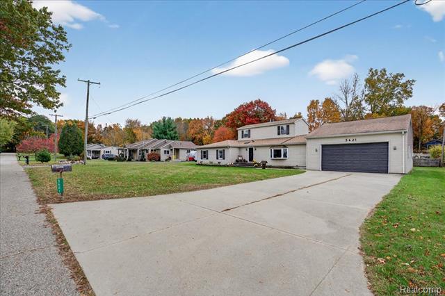 Builiding view forty four for 5621 Delmas, Clarkston, MI. 48348