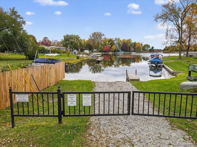 Builiding view forty one for 5621 Delmas, Clarkston, MI. 48348