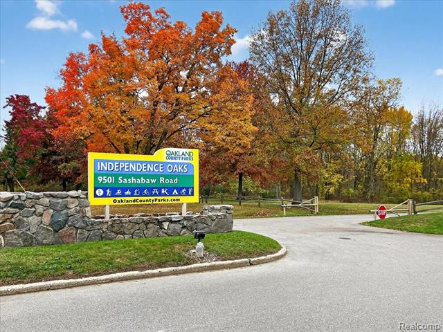 Builiding view forty three for 5621 Delmas, Clarkston, MI. 48348