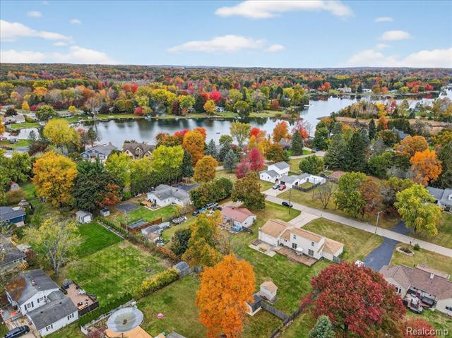 Builiding view forty two for 5621 Delmas, Clarkston, MI. 48348