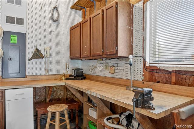 Builiding view thirty three for 5621 Delmas, Clarkston, MI. 48348