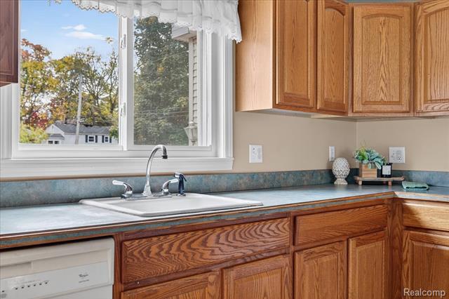 Builiding view twelve for 5621 Delmas, Clarkston, MI. 48348