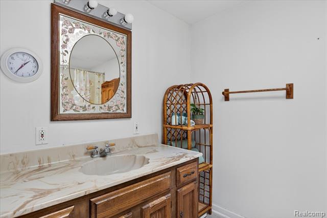 Builiding view twenty five for 5621 Delmas, Clarkston, MI. 48348