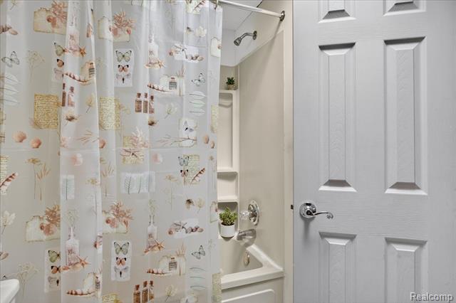 Builiding view twenty six for 5621 Delmas, Clarkston, MI. 48348