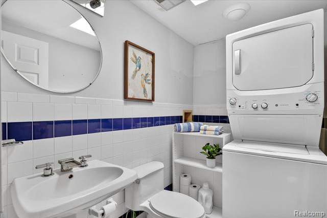 Builiding view twenty for 5621 Delmas, Clarkston, MI. 48348