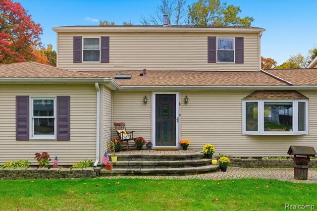 Builiding view two for 5621 Delmas, Clarkston, MI. 48348