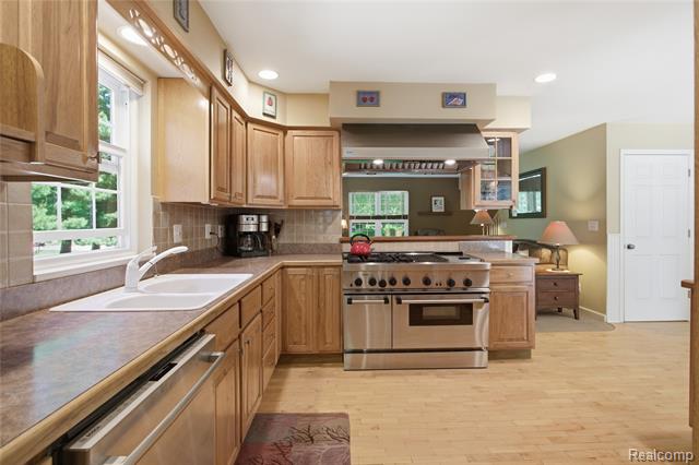 Builiding view fourteen for 830 Hemingway, Lake Orion, MI. 48362