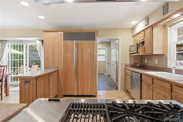 Builiding view thirteen for 830 Hemingway, Lake Orion, MI. 48362
