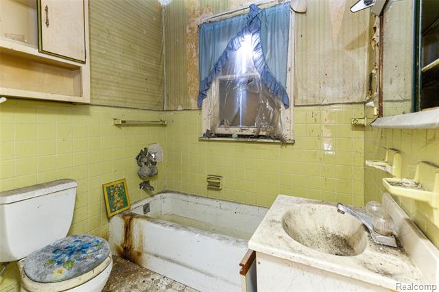 Builiding view eighteen for 2223 Gray, Detroit, MI. 48215