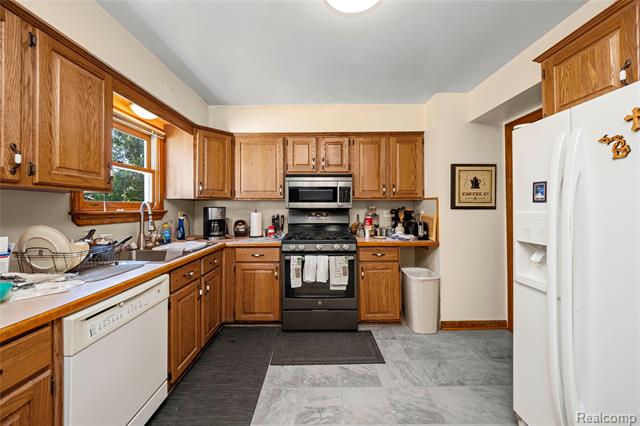 Builiding view thirty seven for 2762 Harris, Ypsilanti, MI. 48198