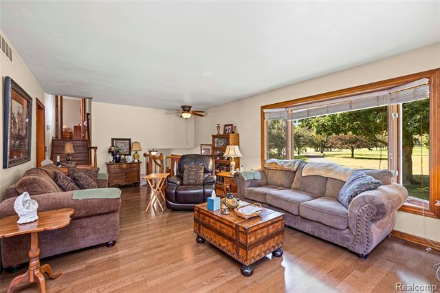 Builiding view thirty three for 2762 Harris, Ypsilanti, MI. 48198