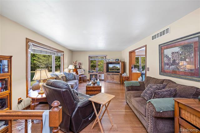 Builiding view thirty for 2762 Harris, Ypsilanti, MI. 48198