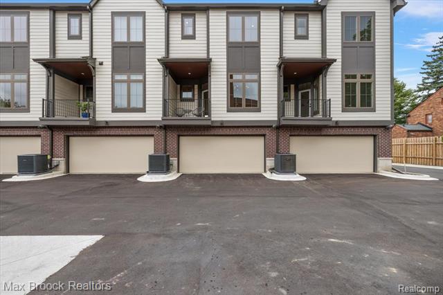 Builiding view thirty nine for 382 Notre Dame, Grosse Pointe, MI. 48230
