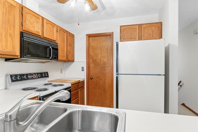 Builiding view fourteen for 4683 Rockvalley, Grand Rapids, MI. 49525