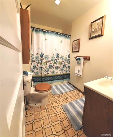 Builiding view eighteen for 5025 Hickory Ridge, Highland, MI. 48357