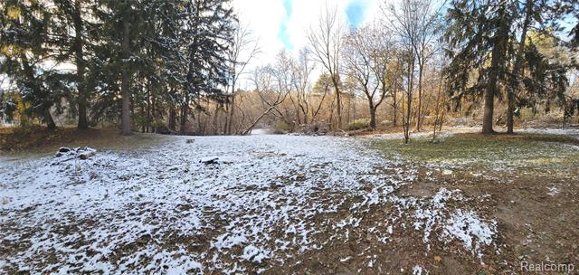 Builiding view twenty seven for 5025 Hickory Ridge, Highland, MI. 48357