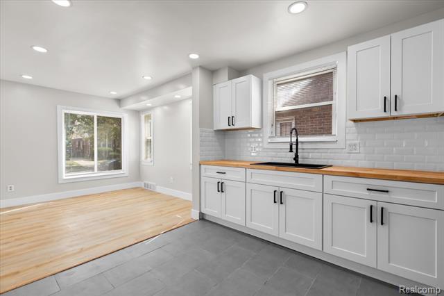 Builiding view fifteen for 11465 Minden, Detroit, MI. 48205