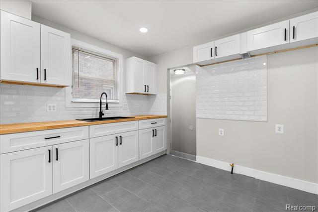 Builiding view fourteen for 11465 Minden, Detroit, MI. 48205