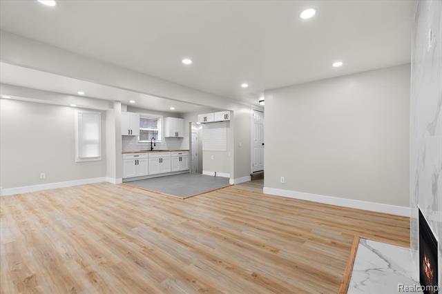 Builiding view ten for 11465 Minden, Detroit, MI. 48205