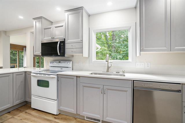 Builiding view ten for 2530 Westbrook, Grand Rapids, MI. 49504