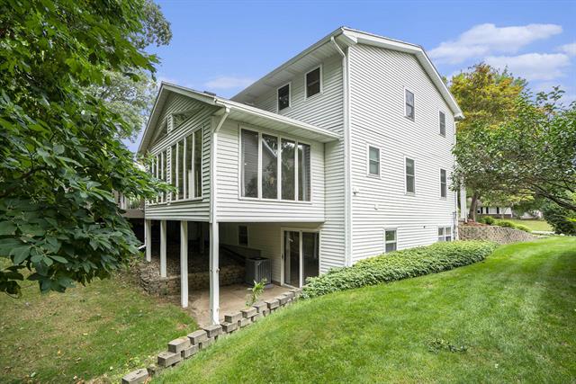 Builiding view thirty six for 2530 Westbrook, Grand Rapids, MI. 49504